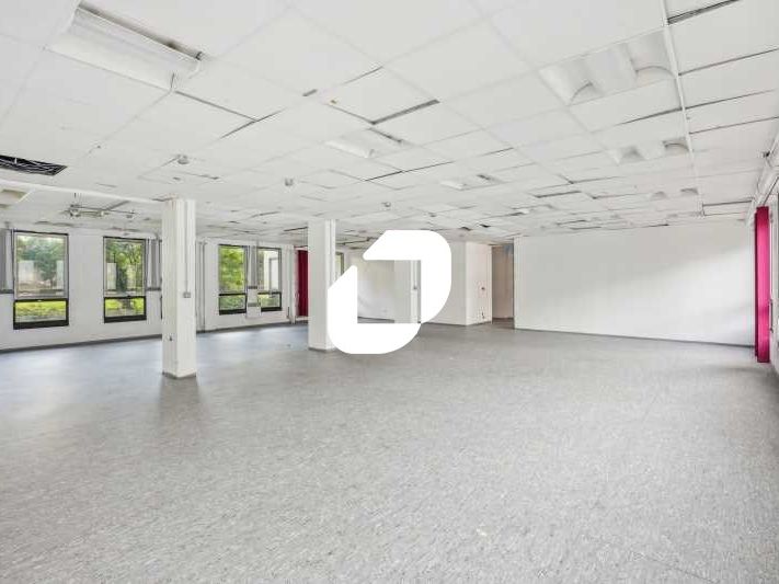 Rez de chaussé de 420m2 avec 3 accès indépendants