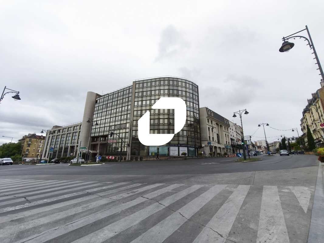 Situé à proximité immédiate du RER E station "Nog