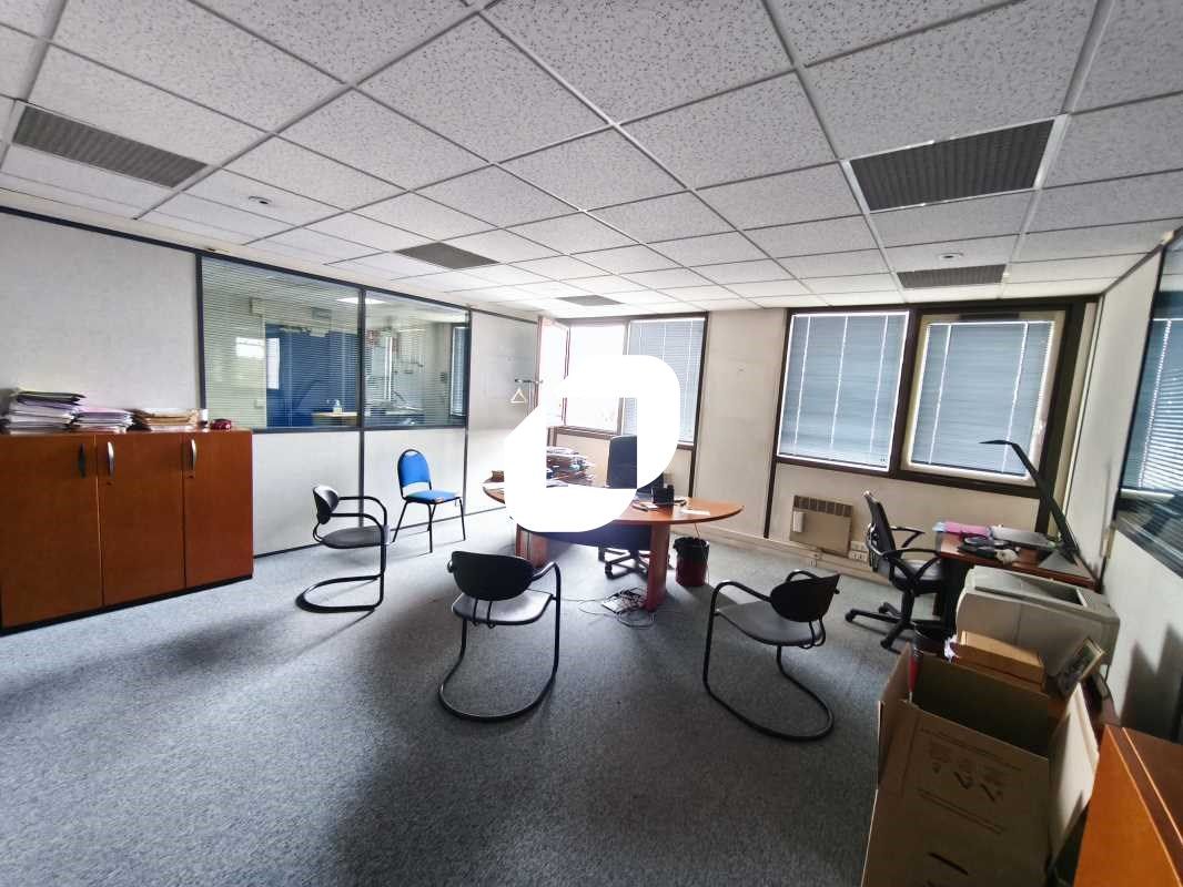 Situé à proximité immédiate du RER E station "Nog