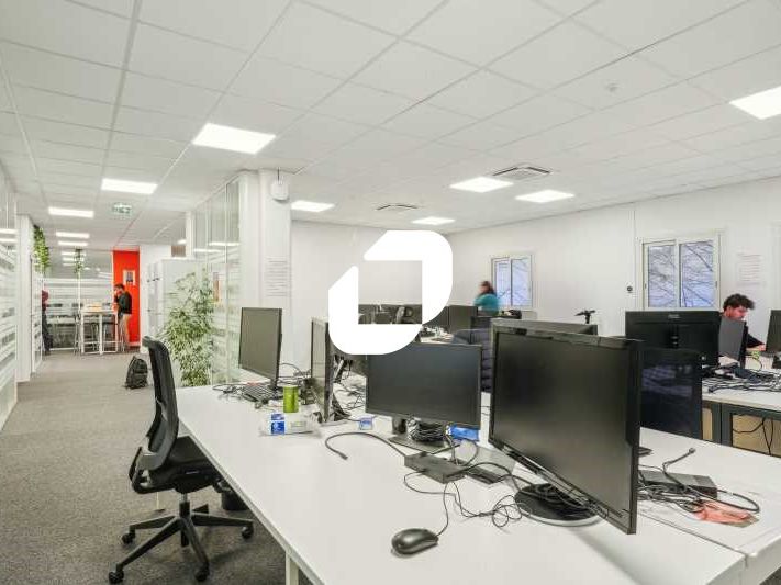 A proximité de la Porte de Champerret, et du cent