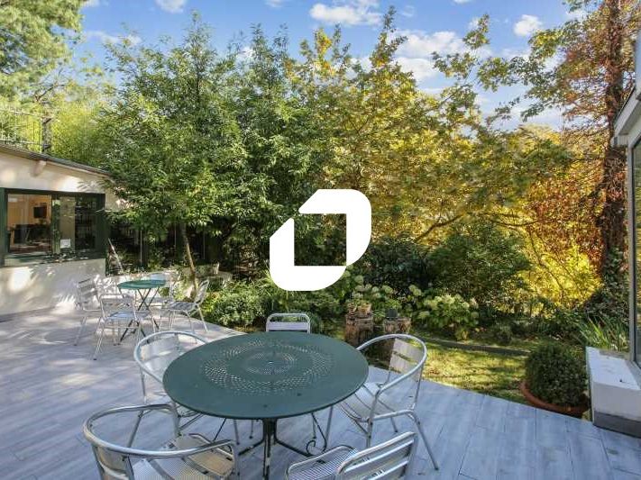 Dans un petit immeuble de bureaux plein de charme