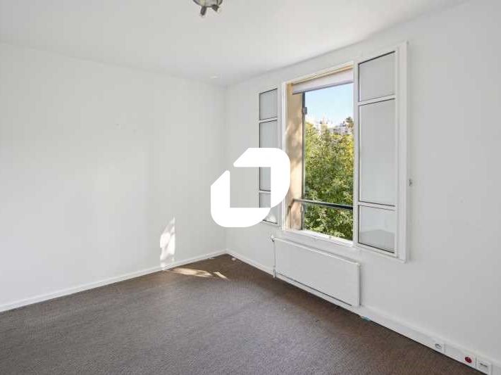 Dans un petit immeuble de bureaux plein de charme