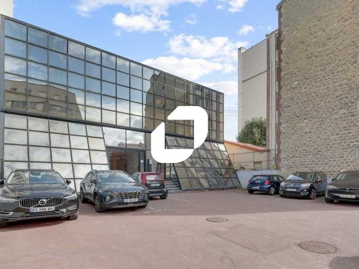 Dans un bel immeuble de bureaux situé à proximité