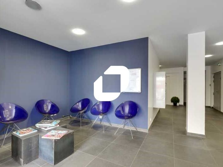 Dans un bel immeuble de bureaux situé à proximité