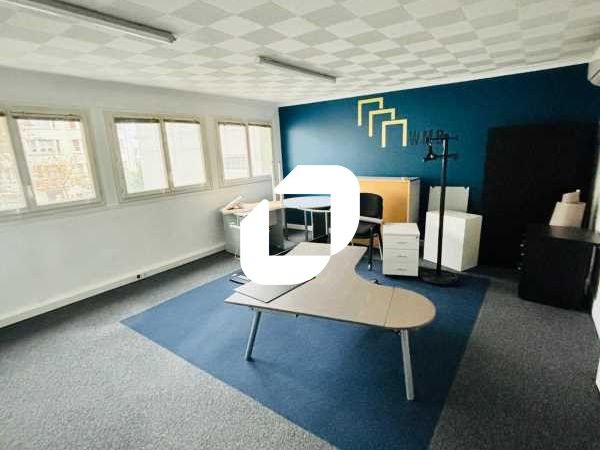 Au sein d'un petit immeuble de bureaux situé à pr