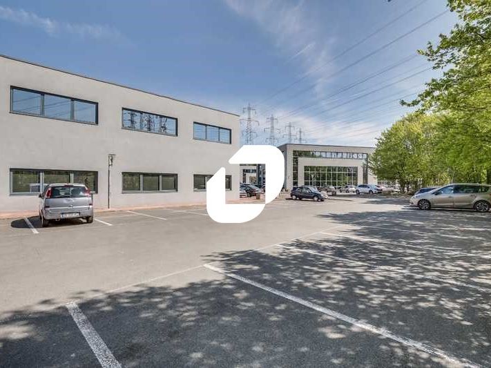 Idéalement situé au pied de l'autoroute A10 à Pal