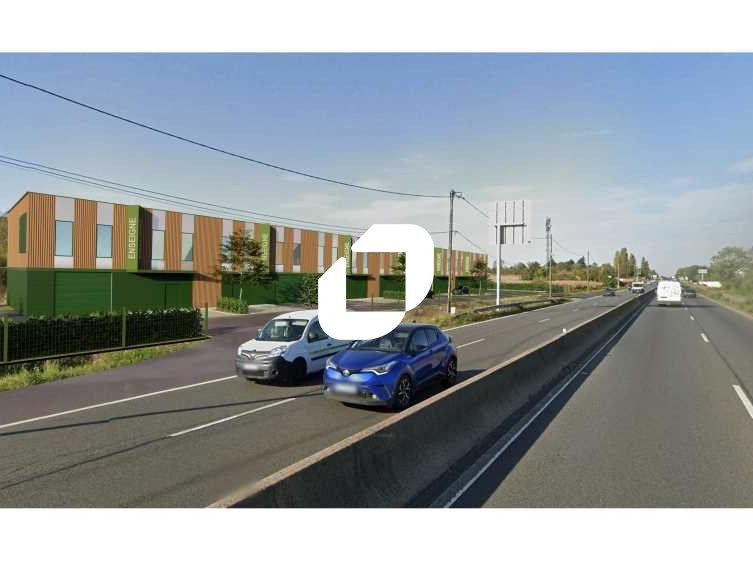 Idéalement situé en façade de la N20, à Ballainvi