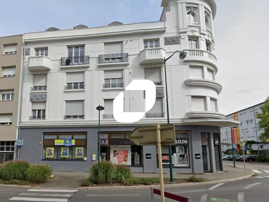 Situé à proximité de la gare SNCF de St Louis, IM