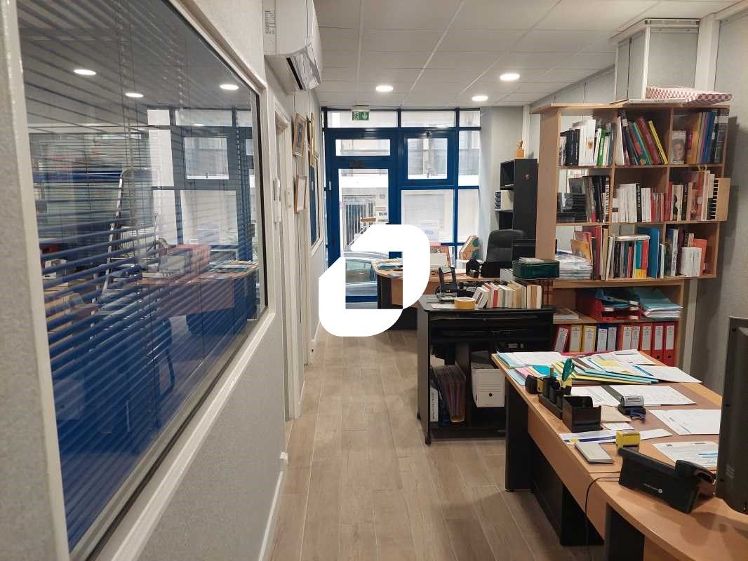 Locaux disposant d'un accès indépendant sur la ru