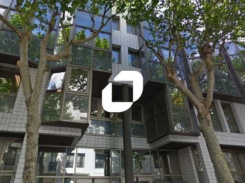 Dans un immeuble tertiaire récent situé à proximi