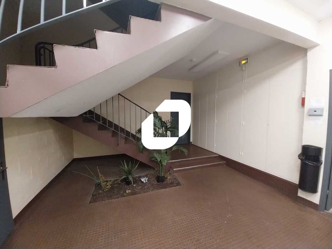 Situé dans la Zone des Glaises à Palaiseau, à pro