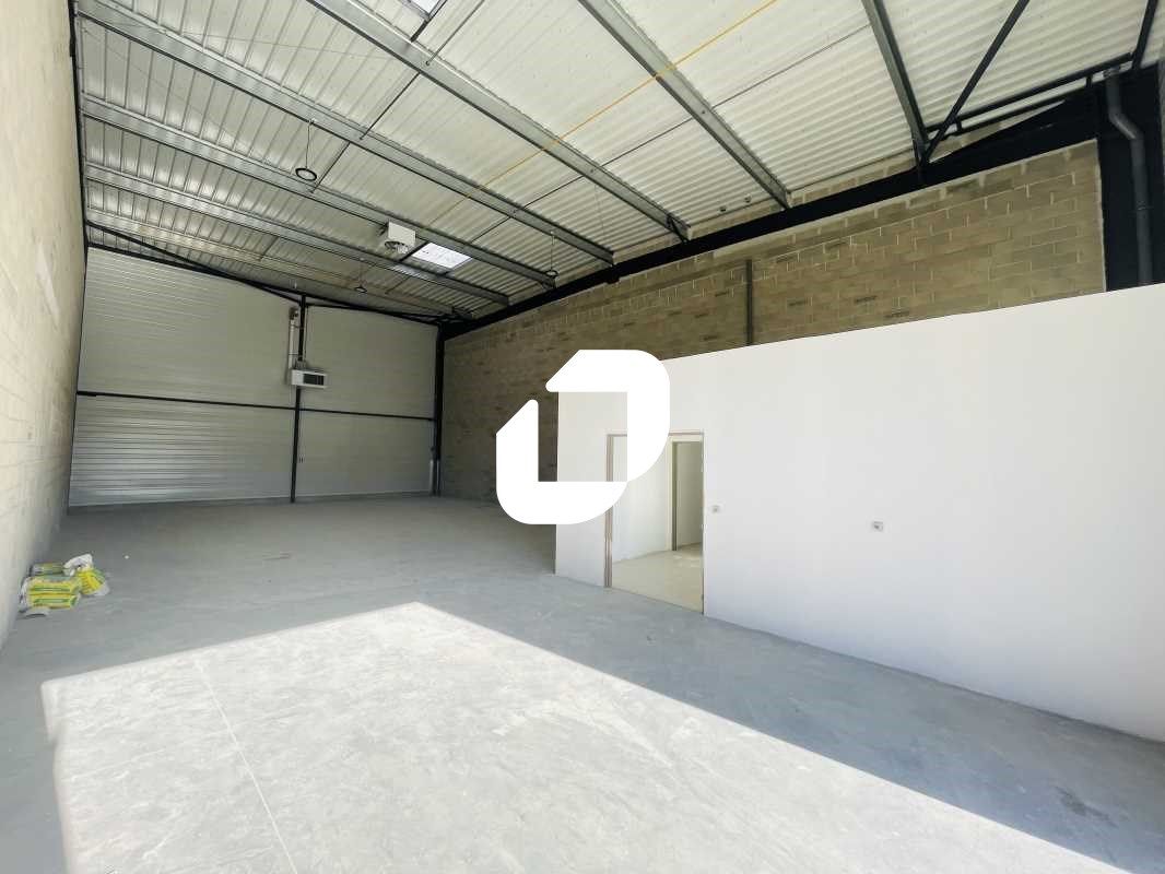 Situé à proximité immédiate de l'autoroute A5 et 