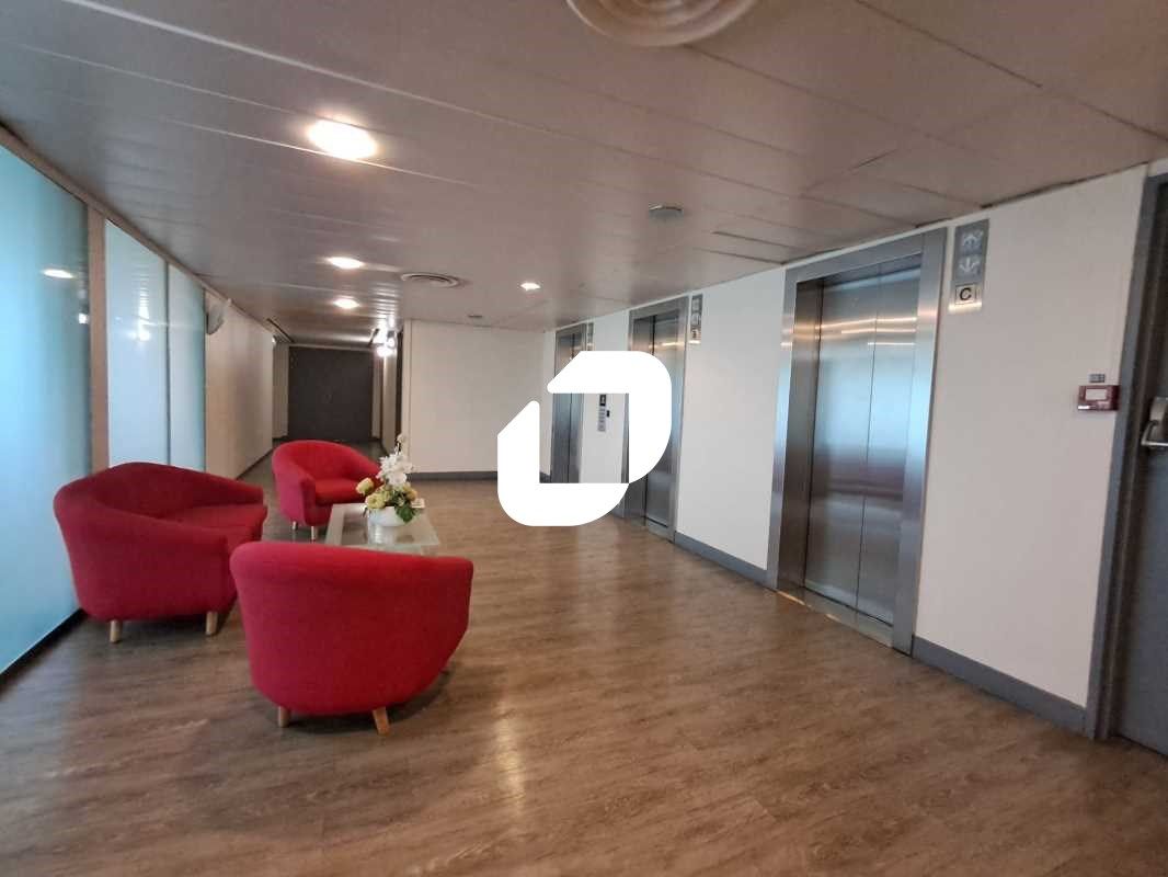 Dans un immeuble tertiaire, situé à proximité imm