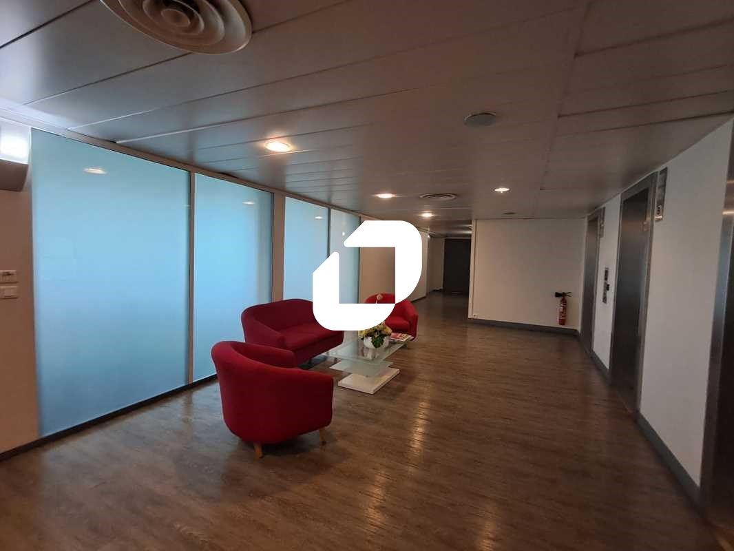 Dans un immeuble tertiaire, situé à proximité imm