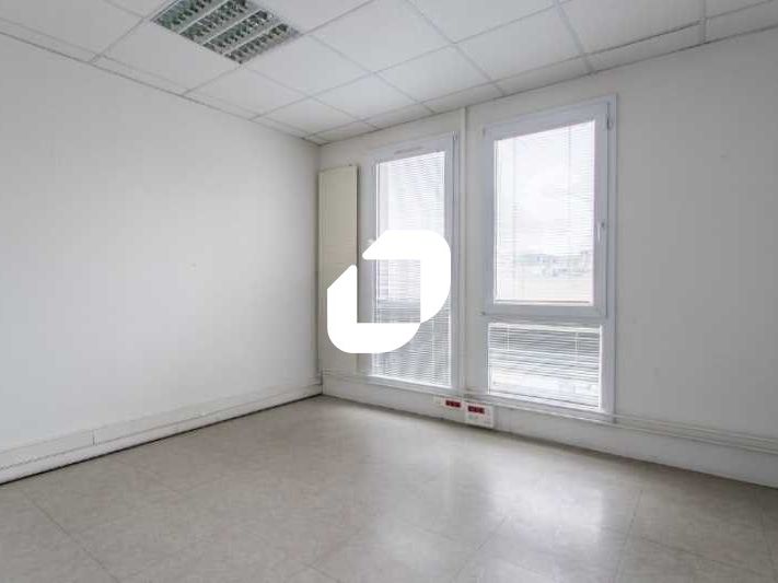 Situé aux abords de la gare de Savigny-Nandy (RER