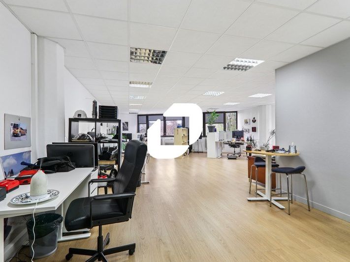 Exclusivité ! Sur les quais de Seines, dans une c