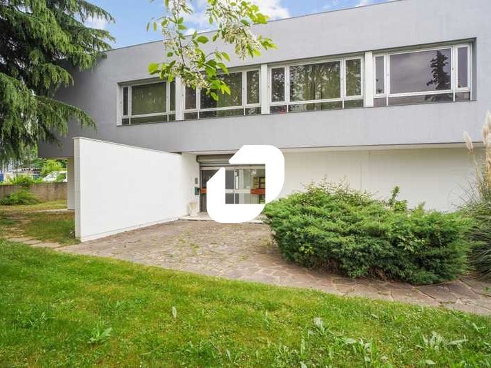 Situé à proximité immédiate de la gare RER C de L