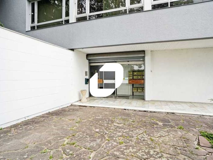 Situé à proximité immédiate de la gare RER C de L