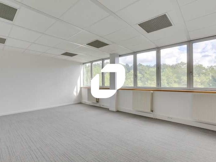 Situées à proximité du centre commercial Evry 2, 