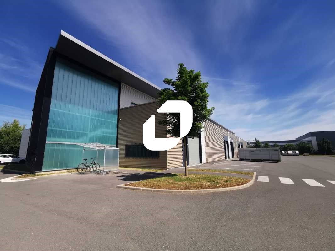 A proximité immédiate de l'autoroute A4, à Serris