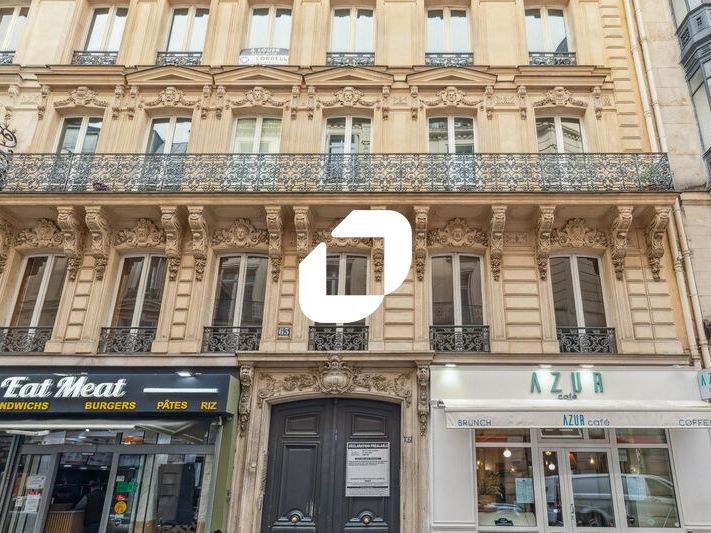 Dans un bel immeuble ancien aux parties communes 