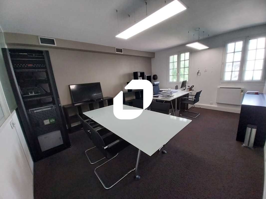 Situé dans un site sécurisé accessible 24h/24, si