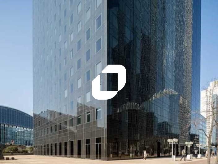 Idéalement situé au pied du métro à la Défense, I