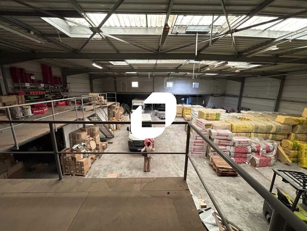 Locaux d'Activités de 1293 m² non divisibles à Ve