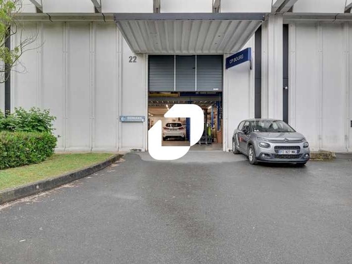 Dans une zone d'activité avec tous les accès pour