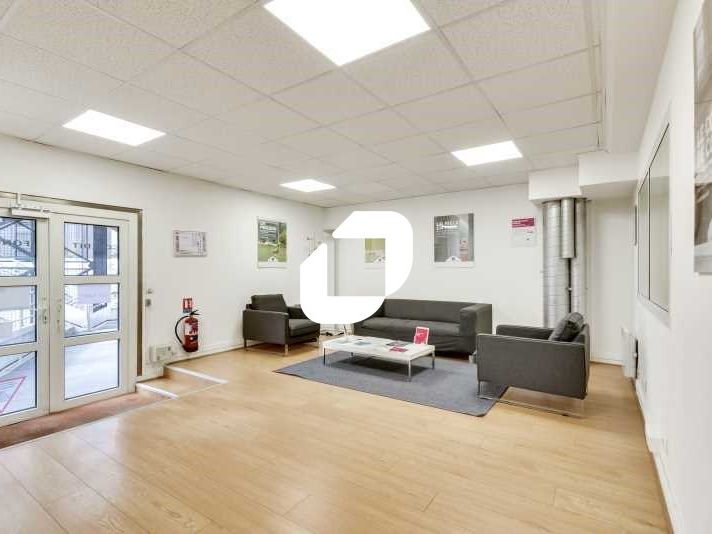 A proximité immédiate du centre commercial Les 3 