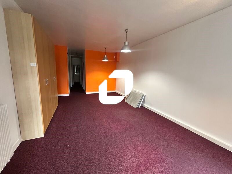 Dans un immeuble de standing, sur un axe passant 