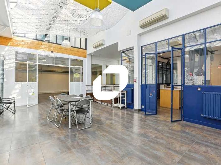 Dans une jolie cour pavée au calme, nous vous pro