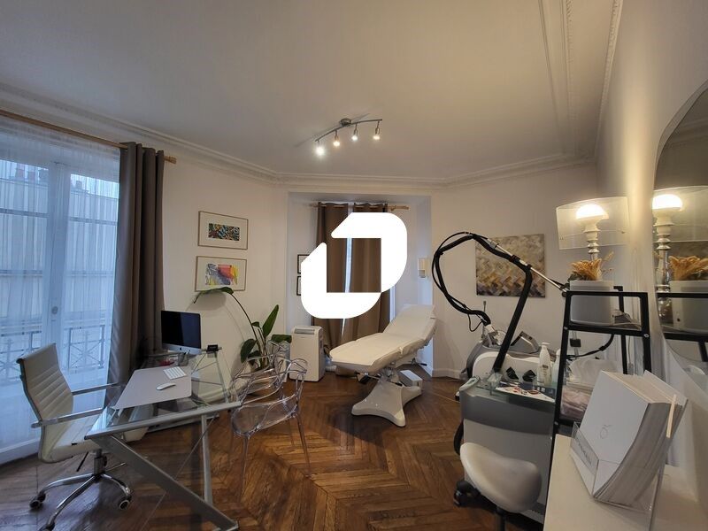 Dans un immeuble ancien à proximité des Grands Ma