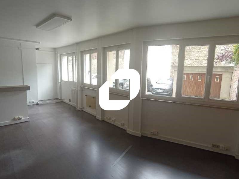 Locaux disposant d'une belle visibilité sur un ax