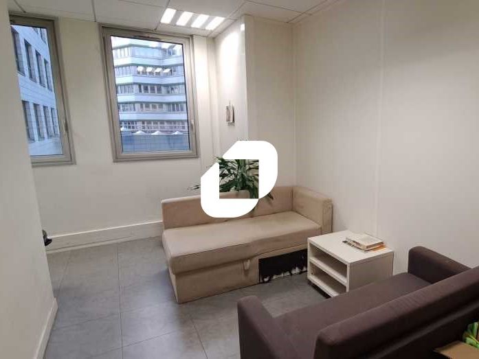 Aux portes de Paris, dans un immeuble emblématiqu