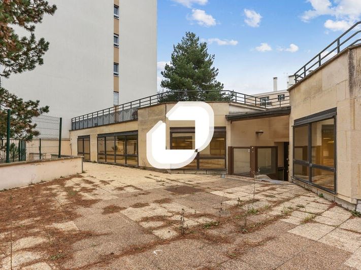 Dans un immeuble récent à Boulogne Billancourt, I