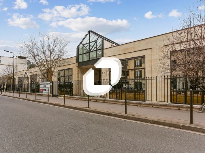 Dans un immeuble récent à Boulogne Billancourt, I