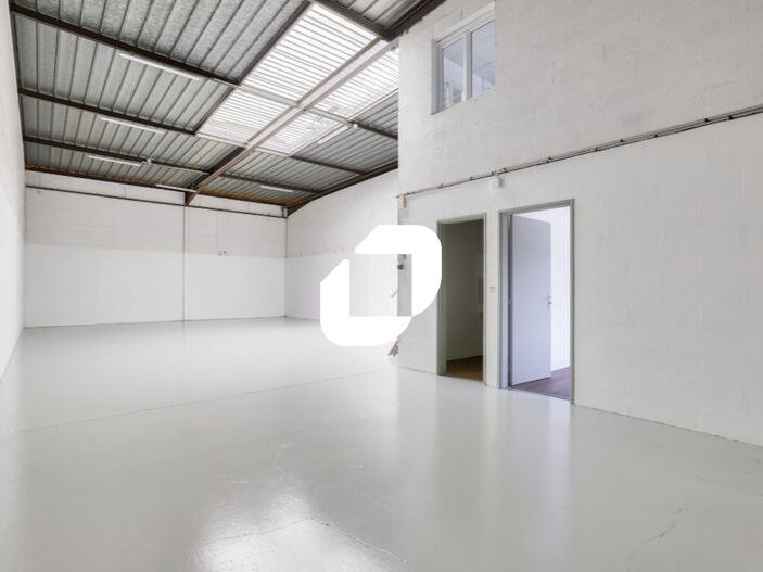 Situé dans la zone d'activité du Vert Galant à Sa