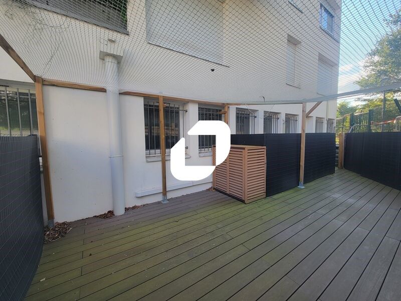 Situé au pied de la Nationale 118 et à proximité 