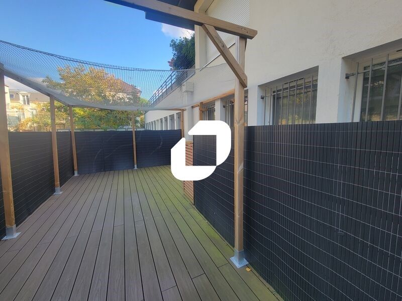 Situé au pied de la Nationale 118 et à proximité 