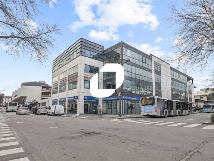 Situé au pied du RER E "Chelles-Gournay" et du ce