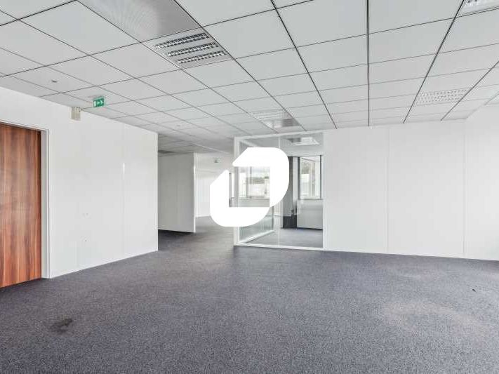 Situé au pied du RER E "Chelles-Gournay" et du ce