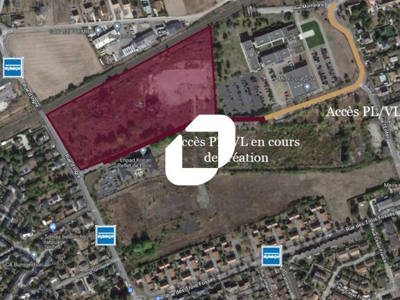 Ce terrain, d'une surface de 1,2 ha, bénéficie d'