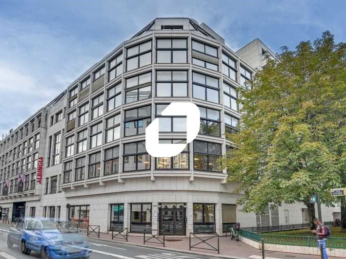 Au sein d'un immeuble de bureaux moderne à toute 