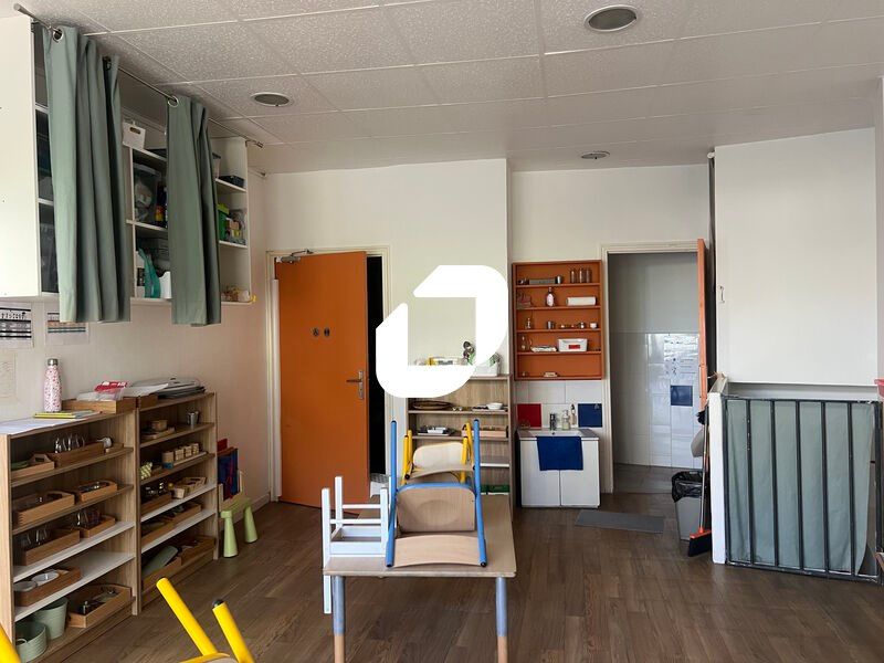 Locaux commerciaux d'environ 105,50 m² composés c