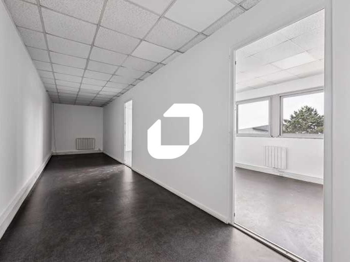 Situé le long de l'autoroute A1 avec un accès fac