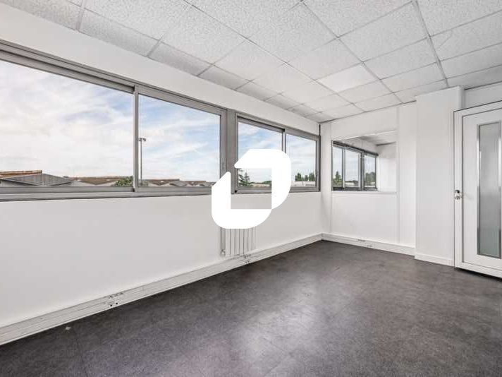 Situé le long de l'autoroute A1 avec un accès fac