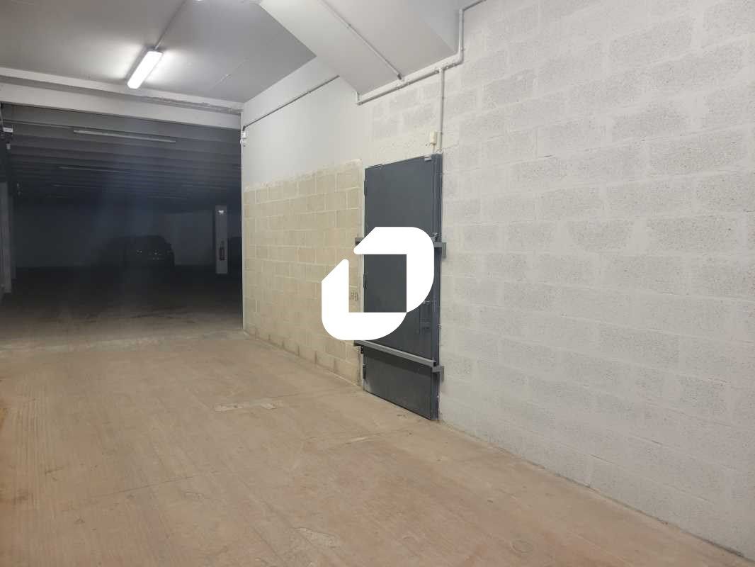 Situé dans la zone d'activité des glaises à proxi