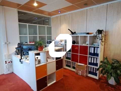 Au pied du métro Ligne 9, station « Porte de Bagn