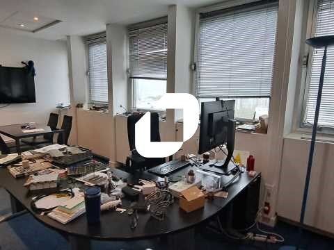 Au pied du métro Ligne 9, station « Porte de Bagn